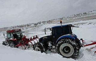 Batman kırsalında yollar kapandı, traktörler kara...
