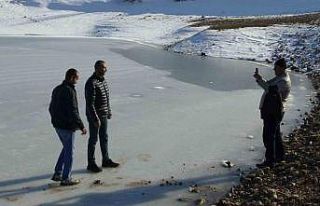 Batman’da donan göletin üstünde fotoğraf çektiler