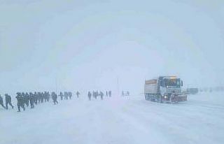 Bayburt’ta kar nedeniyle yolda kalan sürücülerin...