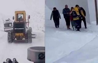 Bayburt’ta kara saplanan ambulans ekiplerce kurtarıldı