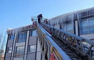 Bayburt’ta tehlike oluşturan buz sarkıtları temizleniyor