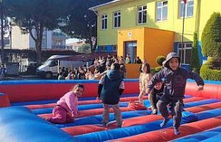 Bayındır’da karne şenliği: Okul bahçesi masal...