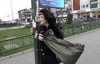 Bebek arabası lodosla birlikte sürüklenerek devrildi