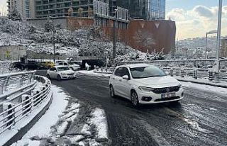 Beşiktaş’ta kar yağışı nedeniyle araç yolda...