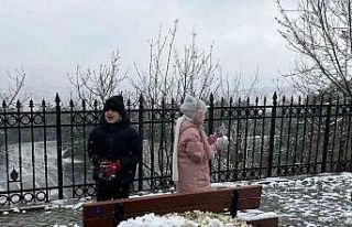Beyaza bürünen Çamlıca’da kar topu savaşı...