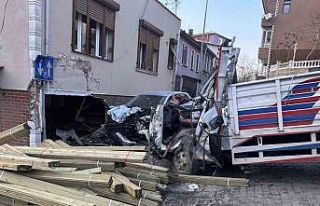 Beykoz’da feci kaza: Kamyon dükkana daldı, 2 kişi...