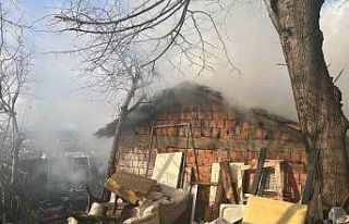 Beykoz’da gecekonduda yangın paniği: Odunluk ve...