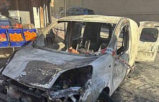 Beyoğlu’nda alev alev yanan araç küle döndü,...