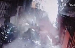 Beyoğlu’nda lodos dehşeti: Uçan çatının altında...