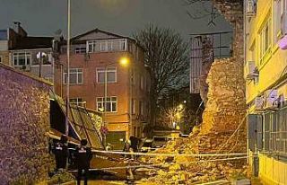 Beyoğlu’nda tarihi metruk binanın duvarı böyle...