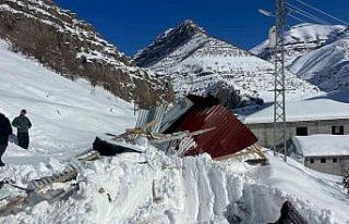 Beytüşşebap’ta çığ altında kalan ev ve araba...