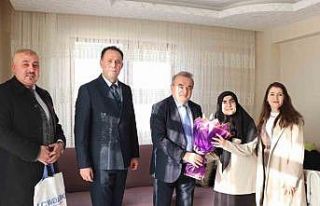 Bilecik’te evde eğitim öğrencisine karne sevinci