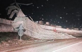 Bilecik’te fırtına fabrikanın çatısını uçurdu