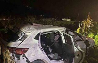 Bilecik’te otomobil tırlara çarptı: 2 yaralı