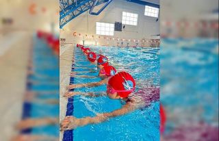 Bilecik’te spor okullarında yüzme antrenmanları...