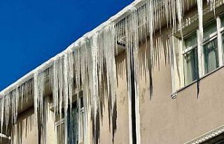 Bina çatılarındaki dev buz sarkıtları tehlike...