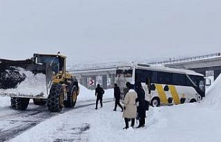 Bingöl’de kayan midibüs kara saplandı