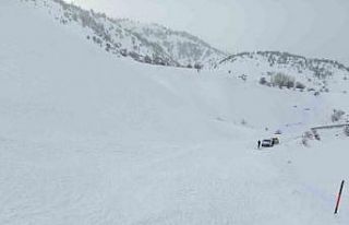 Bingöl’de yola düşen çığ ekipler tarafından...