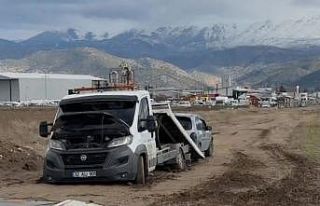 Bir çekiciyi kurtarmaya giden iki çekici de çamura...