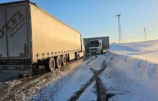 Bitlis’te buzlanan yolda kayan tır yolu kapattı