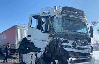 Bitlis’te iki tır çarpıştı