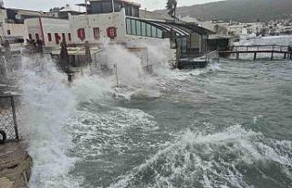 Bodrum’da tekneler karaya vurdu, feribot seferleri...