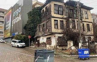 Bolu’da metruk bina çöktü: Bir otomobil hasar...