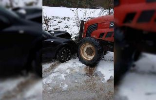 Bolu’da traktör ile otomobil kafa kafaya çarpıştı:...