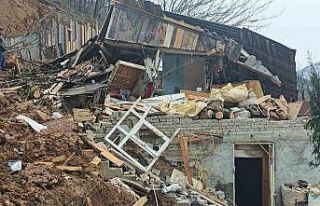 Borçka’da kar sonrası toprak kayması yaşandı