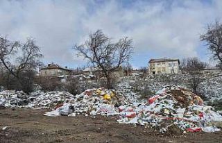 Boş araziye bırakılan atıklar tepeler oluşturdu