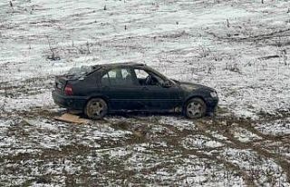 Boş araziye uçan otomobilin sürücüsü yaralandı