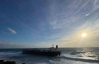 Bozcaada açıklarında karaya oturan tankerin 19...