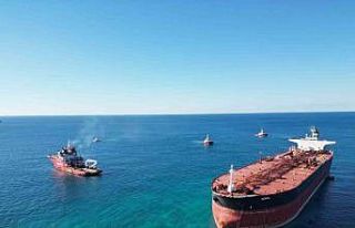 Bozcaada’da karaya oturan tankerin kurtarma çalışmaları...