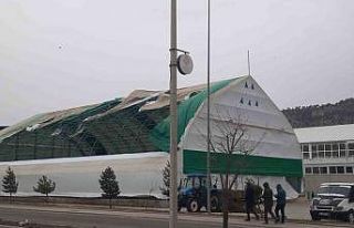 Bozkır’da fırtına çatıları uçurdu, ağaçları...