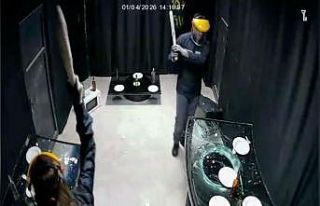 Bu eve gelen her şeyi kırıp döküyor