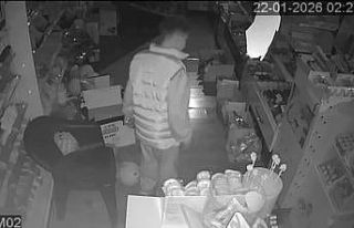 Büfeye giren çocuk top aldı şişirdi, büfe sahibi...