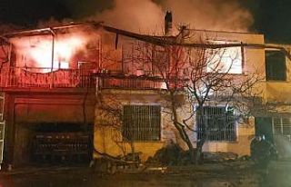 Burdur’da köyde çıkan yangında 2 ev, 1 ahır...