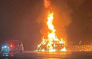 Burdur’da lüks otomobil alev alev yandı