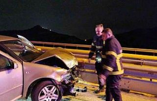 Burdur’da otomobil refüje çarptı: 1 yaralı