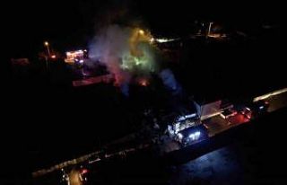 Bursa’da ahşap palet fabrikasındaki yangın kontrol...