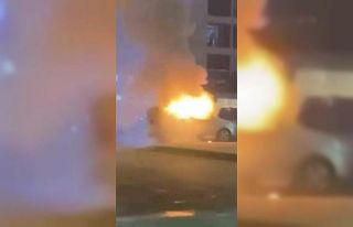 Bursa’da araç alev aldı, esnaf yangın tüpleriyle...