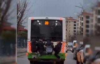 Bursa’da belediye otobüsünde tehlikeli yolculuk