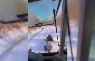 Bursa’da çocuklar traktöre bağlanan lastiklerle...