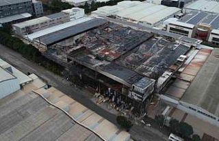 Bursa’da gece alevlere teslim olan fabrika sabahın...