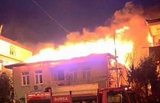 Bursa’da iki katlı evin çatısı alevlere teslim...