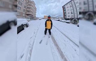 Bursa’da işe kayakla gitti