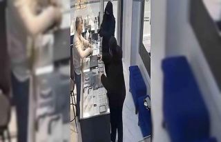 Bursa’da kamera şakası gibi soygun girişimi kamerada