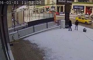 Bursa’da karla kaplanan kaldırımda kalp çizdiler,...