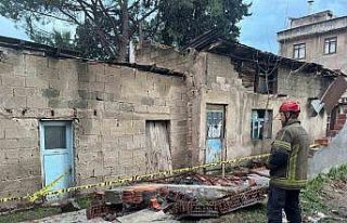 Bursa’da lodos can aldı. Lodosta yıkılan duvarın...