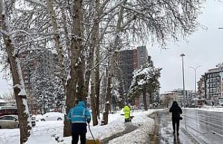 Büyükşehir’den kaldırımlarda yaya güvenliği...